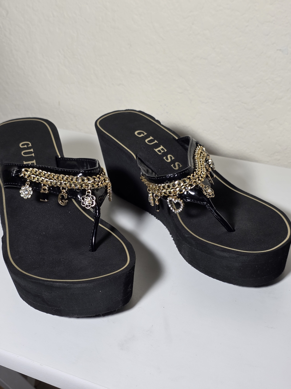 GUESS Sutton Platform Wedge Sandal Black Patent Gold Charm Chains Size 8